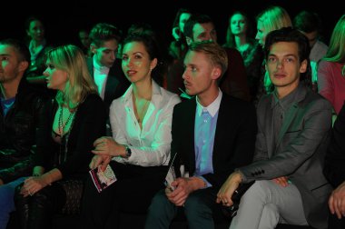 Moskova - 23 Mart: viva vox için de ön sırada oturan misafirler sonbahar kış 2012 sunu sırasında mbfw üzerinde 23 Mart 2012, Moskova, Rusya