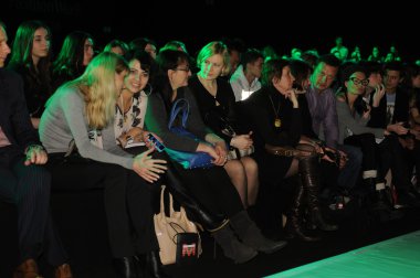 Moskova - 23 Mart: viva vox için de ön sırada oturan misafirler sonbahar kış 2012 sunu sırasında mbfw üzerinde 23 Mart 2012, Moskova, Rusya