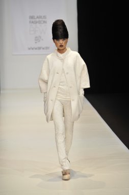 Moskova - 23 Mart: davidova sonbahar kış 2012 sunu sırasında mbfw üzerinde 23 Mart 2012, Moskova, Rusya Federasyonu için pist model yürür