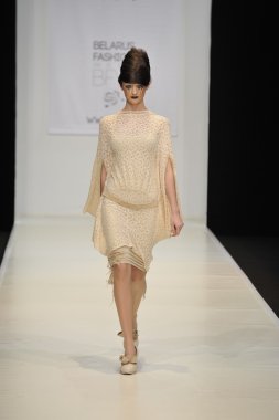 Moskova - 23 Mart: davidova sonbahar kış 2012 sunu sırasında mbfw üzerinde 23 Mart 2012, Moskova, Rusya Federasyonu için pist model yürür