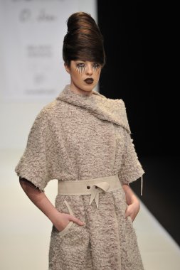 Moskova - 23 Mart: davidova sonbahar kış 2012 sunu sırasında mbfw üzerinde 23 Mart 2012, Moskova, Rusya Federasyonu için pist model yürür
