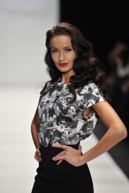 Moskova - 23 Mart: Sonbahar Kış 2012 sunu sırasında 23 Mart 2012, Moskova, Rusya mbfw mari axel pist model yürür