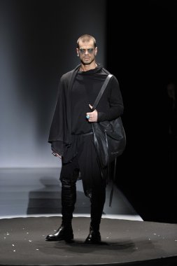 moskova - 23 Mart: Bir modeli moskova'da 23 Mart 2012 tarihinde mbfw sırasında sonbahar kış 2012 sunumu için yola pist yürür, rusya