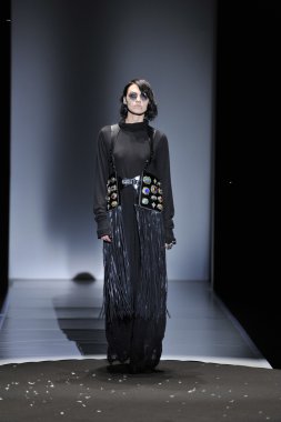 moskova - 23 Mart: Bir modeli moskova'da 23 Mart 2012 tarihinde mbfw sırasında sonbahar kış 2012 sunumu için yola pist yürür, rusya