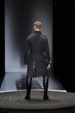 moskova - 23 Mart: Bir modeli moskova'da 23 Mart 2012 tarihinde mbfw sırasında sonbahar kış 2012 sunumu için yola pist yürür, rusya