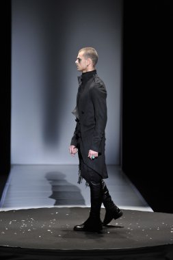 moskova - 23 Mart: Bir modeli moskova'da 23 Mart 2012 tarihinde mbfw sırasında sonbahar kış 2012 sunumu için yola pist yürür, rusya