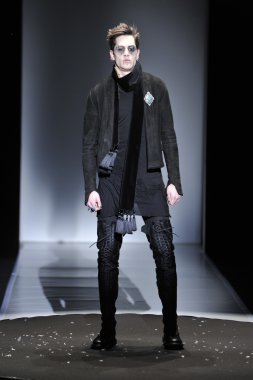 moskova - 23 Mart: Bir modeli moskova'da 23 Mart 2012 tarihinde mbfw sırasında sonbahar kış 2012 sunumu için yola pist yürür, rusya