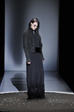 moskova - 23 Mart: Bir modeli moskova'da 23 Mart 2012 tarihinde mbfw sırasında sonbahar kış 2012 sunumu için yola pist yürür, rusya