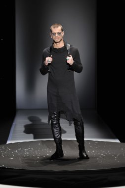 moskova - 23 Mart: Bir modeli moskova'da 23 Mart 2012 tarihinde mbfw sırasında sonbahar kış 2012 sunumu için yola pist yürür, rusya