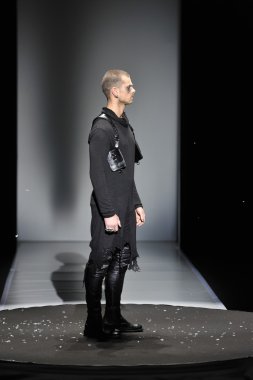 moskova - 23 Mart: Bir modeli moskova'da 23 Mart 2012 tarihinde mbfw sırasında sonbahar kış 2012 sunumu için yola pist yürür, rusya