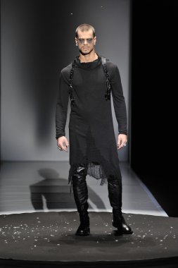 moskova - 23 Mart: Bir modeli moskova'da 23 Mart 2012 tarihinde mbfw sırasında sonbahar kış 2012 sunumu için yola pist yürür, rusya