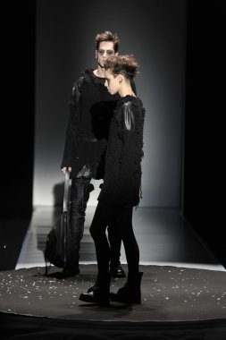 moskova - 23 Mart: Bir modeli moskova'da 23 Mart 2012 tarihinde mbfw sırasında sonbahar kış 2012 sunumu için yola pist yürür, rusya