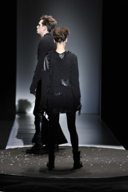 moskova - 23 Mart: Bir modeli moskova'da 23 Mart 2012 tarihinde mbfw sırasında sonbahar kış 2012 sunumu için yola pist yürür, rusya