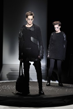 moskova - 23 Mart: Bir modeli moskova'da 23 Mart 2012 tarihinde mbfw sırasında sonbahar kış 2012 sunumu için yola pist yürür, rusya