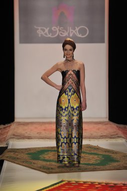 Moskova - 23 Mart: bir model için sonbahar kış 2012 sunu sırasında 23 Mart 2012, Moskova, Rusya mbfw rusiko pist yürür