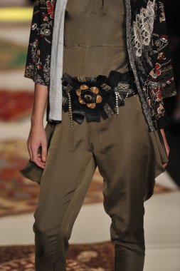 Moskova - 23 Mart: bir model için sonbahar kış 2012 sunu sırasında 23 Mart 2012, Moskova, Rusya mbfw rusiko pist yürür