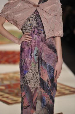 Moskova - 23 Mart: bir model için sonbahar kış 2012 sunu sırasında 23 Mart 2012, Moskova, Rusya mbfw rusiko pist yürür
