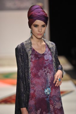 Moskova - 23 Mart: bir model için sonbahar kış 2012 sunu sırasında 23 Mart 2012, Moskova, Rusya mbfw rusiko pist yürür