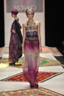 Moskova - 23 Mart: bir model için sonbahar kış 2012 sunu sırasında 23 Mart 2012, Moskova, Rusya mbfw rusiko pist yürür