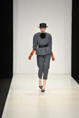 Moskova - 23 Mart: viva vox sonbahar kış 2012 sunu sırasında mbfw üzerinde 23 Mart 2012, Moskova, Rusya Federasyonu için pist model yürür