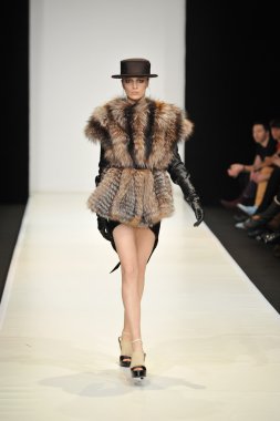 Moskova - 23 Mart: viva vox sonbahar kış 2012 sunu sırasında mbfw üzerinde 23 Mart 2012, Moskova, Rusya Federasyonu için pist model yürür