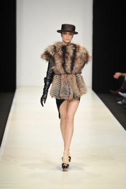 Moskova - 23 Mart: viva vox sonbahar kış 2012 sunu sırasında mbfw üzerinde 23 Mart 2012, Moskova, Rusya Federasyonu için pist model yürür