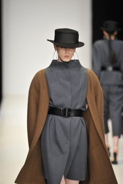 Moskova - 23 Mart: viva vox sonbahar kış 2012 sunu sırasında mbfw üzerinde 23 Mart 2012, Moskova, Rusya Federasyonu için pist model yürür