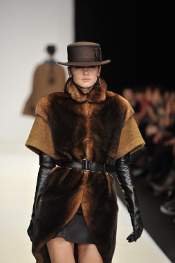 Moskova - 23 Mart: viva vox sonbahar kış 2012 sunu sırasında mbfw üzerinde 23 Mart 2012, Moskova, Rusya Federasyonu için pist model yürür
