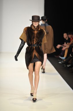 Moskova - 23 Mart: viva vox sonbahar kış 2012 sunu sırasında mbfw üzerinde 23 Mart 2012, Moskova, Rusya Federasyonu için pist model yürür