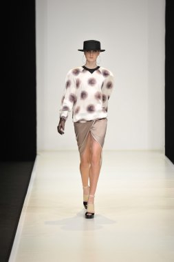 Moskova - 23 Mart: viva vox sonbahar kış 2012 sunu sırasında mbfw üzerinde 23 Mart 2012, Moskova, Rusya Federasyonu için pist model yürür