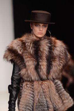 Moskova - 23 Mart: viva vox sonbahar kış 2012 sunu sırasında mbfw üzerinde 23 Mart 2012, Moskova, Rusya Federasyonu için pist model yürür