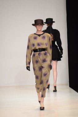 Moskova - 23 Mart: viva vox sonbahar kış 2012 sunu sırasında mbfw üzerinde 23 Mart 2012, Moskova, Rusya Federasyonu için pist model yürür