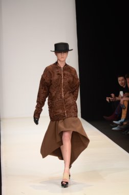 Moskova - 23 Mart: viva vox sonbahar kış 2012 sunu sırasında mbfw üzerinde 23 Mart 2012, Moskova, Rusya Federasyonu için pist model yürür