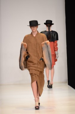 Moskova - 23 Mart: viva vox sonbahar kış 2012 sunu sırasında mbfw üzerinde 23 Mart 2012, Moskova, Rusya Federasyonu için pist model yürür