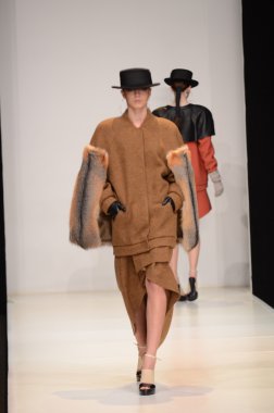 Moskova - 23 Mart: viva vox sonbahar kış 2012 sunu sırasında mbfw üzerinde 23 Mart 2012, Moskova, Rusya Federasyonu için pist model yürür