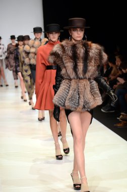 Moskova - 23 Mart: viva vox sonbahar kış 2012 sunu sırasında mbfw üzerinde 23 Mart 2012, Moskova, Rusya Federasyonu için pist model yürür