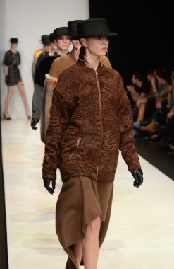 Moskova - 23 Mart: viva vox sonbahar kış 2012 sunu sırasında mbfw üzerinde 23 Mart 2012, Moskova, Rusya Federasyonu için pist model yürür