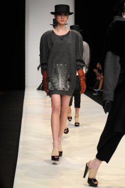 Moskova - 23 Mart: viva vox sonbahar kış 2012 sunu sırasında mbfw üzerinde 23 Mart 2012, Moskova, Rusya Federasyonu için pist model yürür