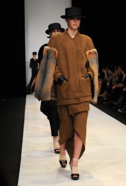 Moskova - 23 Mart: viva vox sonbahar kış 2012 sunu sırasında mbfw üzerinde 23 Mart 2012, Moskova, Rusya Federasyonu için pist model yürür