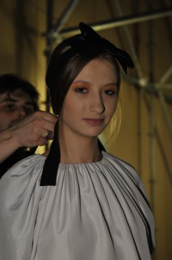 Moskova - 24 Mart: manken kuliste biryukov sonbahar kış 2012 sunu sırasında mbfw 24 Mart 2012, Moskova, Rusya için de hazır hale getirilir