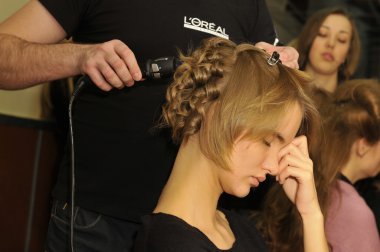 Moskova - 24 Mart: bir model sahne arkasında, nikolai krasnikov sonbahar kış 2012 sunu sırasında mbfw 24 Mart 2012, Moskova, Rusya Federasyonu için hazır hale getirilir