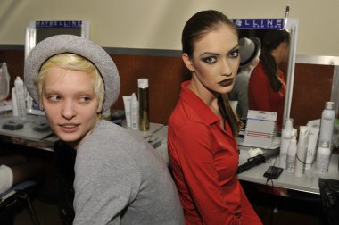 Moskova - 24 Mart: bir model sahne arkasında, nikolai krasnikov sonbahar kış 2012 sunu sırasında mbfw 24 Mart 2012, Moskova, Rusya Federasyonu için hazır hale getirilir