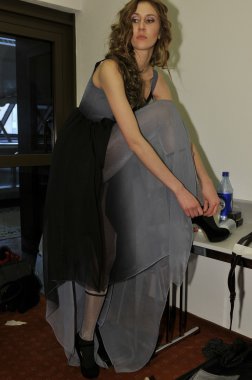 Moskova - 24 Mart: bir model sahne arkasında, Sonbahar Kış 2012 sunu sırasında 24 Mart 2012, Moskova, Rusya mbfw yana gattaulina hazır hale getirilir