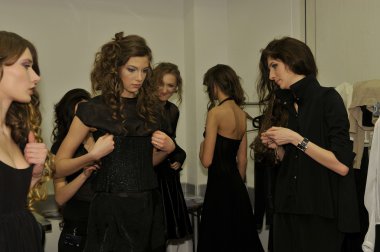 Moskova - 24 Mart: bir model sahne arkasında, Sonbahar Kış 2012 sunu sırasında 24 Mart 2012, Moskova, Rusya mbfw yana gattaulina hazır hale getirilir