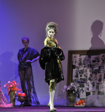 Moscú - el 24 de marzo: un modelo anda runway en la nikolai Krásnikov para presentación de otoño invierno 2012 durante mbfw en 24 de marzo de 2012 en Moscú, Rusia