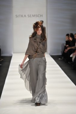 Moskova - 24 Mart: manken sitka semsch sonbahar kış 2012 sunu sırasında mbfw 24 Mart 2012, Moskova, Rusya Federasyonu için pist yürür