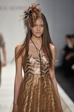 Moskova - 24 Mart: manken sitka semsch sonbahar kış 2012 sunu sırasında mbfw 24 Mart 2012, Moskova, Rusya Federasyonu için pist yürür