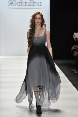Moskova - 24 Mart: bir model için sonbahar kış 2012 sunu sırasında 24 Mart 2012, Moskova, Rusya mbfw yana gattaulina pist yürür