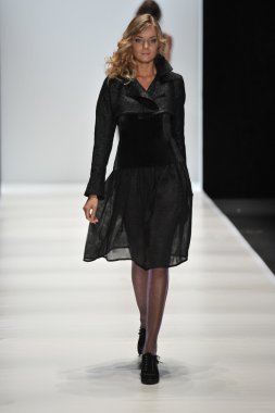 Moskova - 24 Mart: bir model için sonbahar kış 2012 sunu sırasında 24 Mart 2012, Moskova, Rusya mbfw yana gattaulina pist yürür