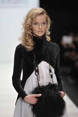 Moskova - 24 Mart: bir model için sonbahar kış 2012 sunu sırasında 24 Mart 2012, Moskova, Rusya mbfw yana gattaulina pist yürür